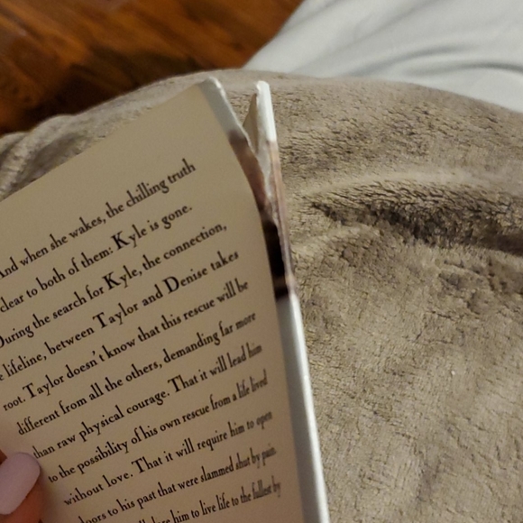 The Rescue by Nicholas Sparks Hardcover - Picture 2 of 2